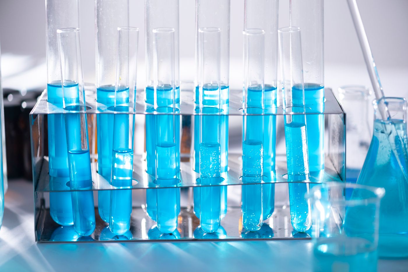 Research microscope with labelled sample trays